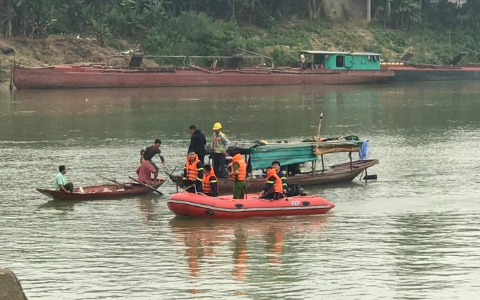 Để lại xe và điện thoại trên cầu, nữ sinh lớp 10 gieo mình xuống sông Lam tự vẫn