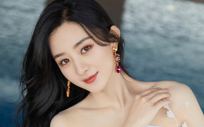 'Gái một con trông mòn con mắt': Triệu Lệ Dĩnh khiến fan ngất ngây vì quá xinh đẹp tại sự kiện