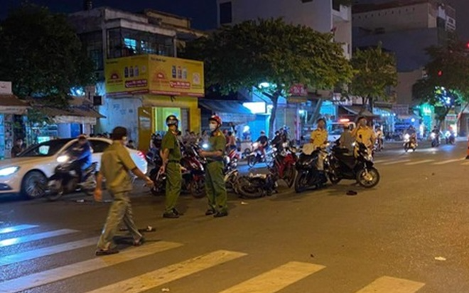 Người đàn ông 61 tuổi tử vong sau khi bị 2 tên cướp giật điện thoại trên đường ở Sài Gòn
