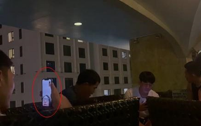 Xuân Trường video call cho vợ sắp cưới, biểu cảm của 'đằng kia' mới chiếm trọn spotlight