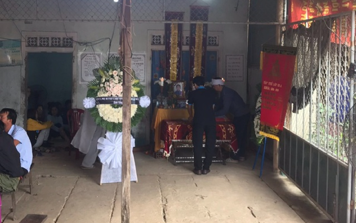 Rủ nhau ra trước nhà chơi, chị em sinh đôi bất cẩn rơi xuống ao nước tử vong thương tâm