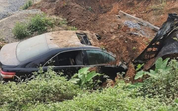 Phát hiện xe Camry mất lái rồi bốc cháy, tài xế lái máy xúc nhanh trí dập lửa cứu sống 3 mạng người