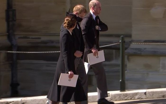 Kate tự tách ra để hai anh em William và Harry trò chuyện riêng - hành động vô cùng tinh tế!