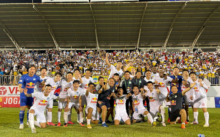 Gia Lai mùa bóng đá thăng hoa: Nhiều dịch vụ hái ra tiền nhờ HAGL của bầu Đức