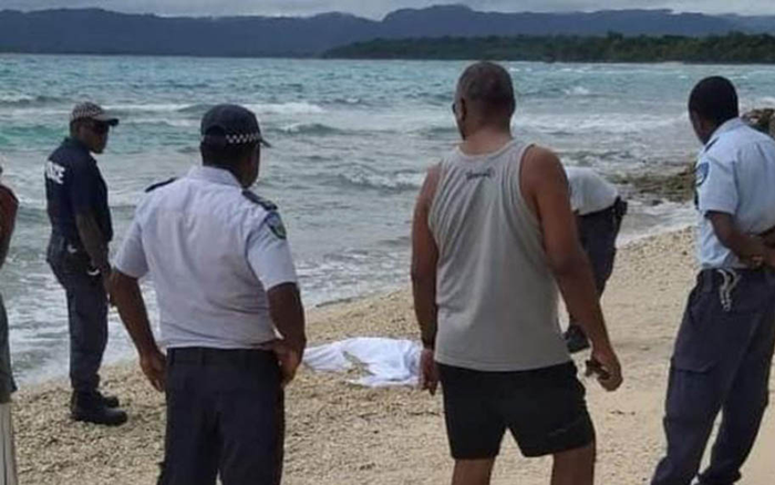 Thi thể nhiễm COVID-19 trôi vào bờ, cả quốc đảo đóng cửa