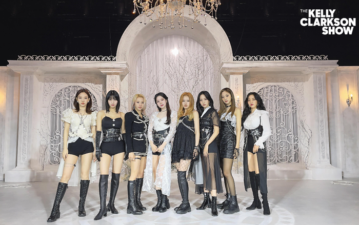 Twice tiếp tục tấn công thị trường Mỹ, biểu diễn trên 'The Kelly Clarkson Show'
