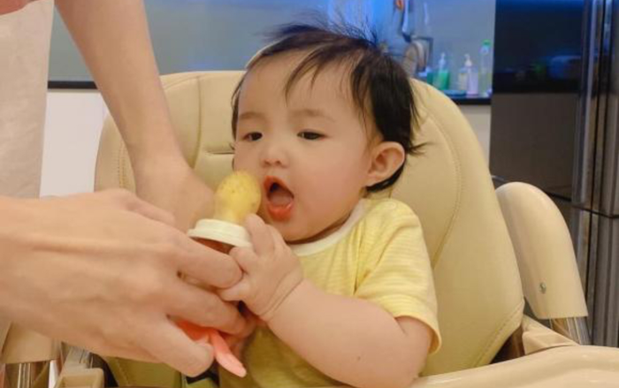 Đông Nhi - Ông Cao Thắng để lộ khoảnh khắc Winnie như muốn 'ăn cả thế giới' siêu đáng yêu