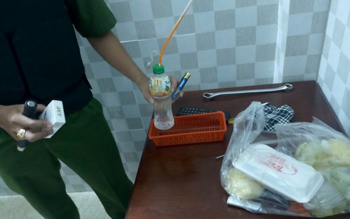 Chồng lên cơn ngáo đá trong phòng khách sạn, vợ nhanh trí lên mạng cầu cứu