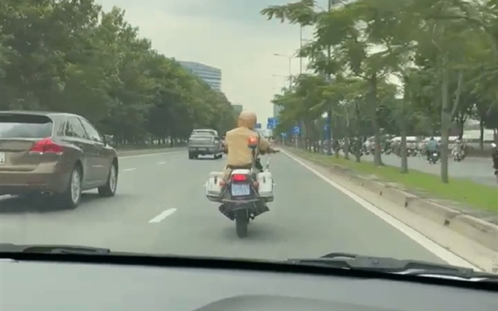 Clip: Chiến sĩ CSGT dùng xe đặc chủng mở đường giúp thai phụ vỡ ối đến bệnh viện