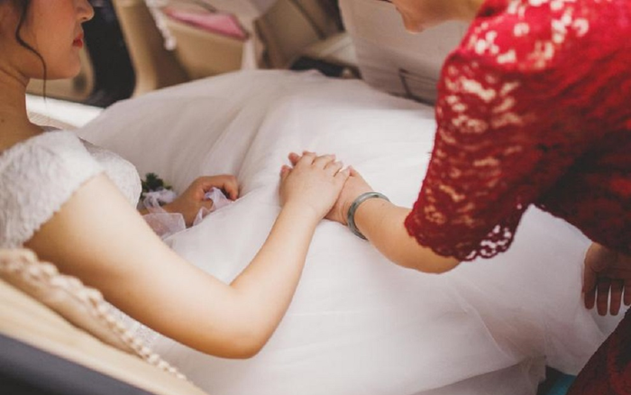 Thiếu nữ bị mẹ 'bán' tới 2 lần, tuyệt vọng tới mức uống thuốc trừ sâu tự tử