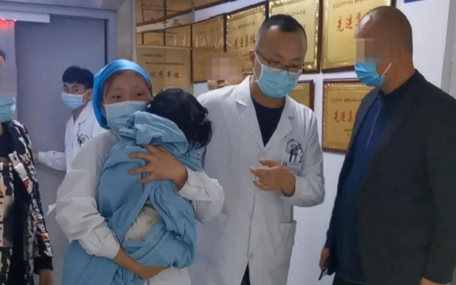 Bé gái 3 tuổi bị ném xuống đất 3 lần tới vỡ hộp sọ, nghe lời khai của tên ác nhân càng điên tiết hơn