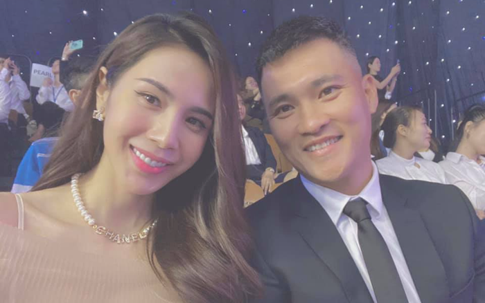 Được chồng tháp tùng đi sự kiện, Thủy Tiên 'than phiền' thái độ của Công Vinh khi đối diện người đẹp