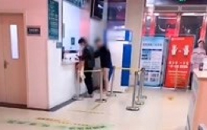 Người đàn ông mặc quần đùi, đi chân trần tới bệnh viện, nguyên nhân phía sau khiến nhiều người xúc động