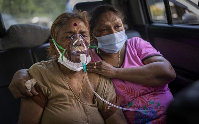 Người Ấn Độ buộc mua bình oxy giá 'cắt cổ' hơn 15 triệu để tự điều trị tại nhà giữa thảm kịch Covid-19