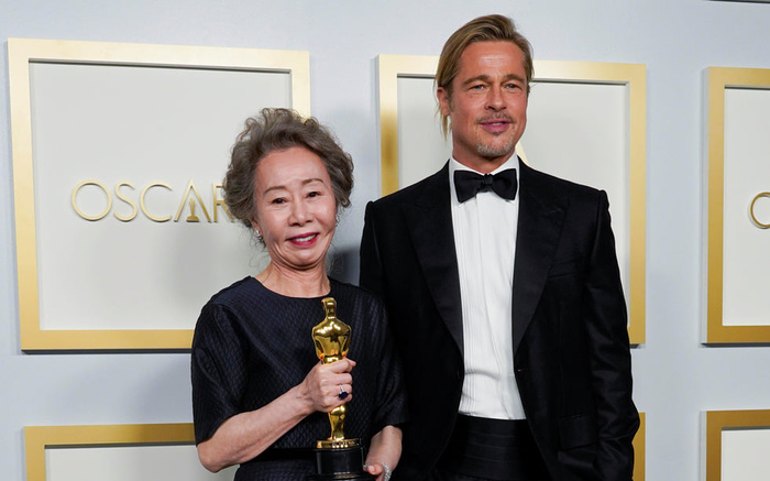 'Bà ngoại quốc dân' Youn Yuh Jung 'rung động' trước tài tử Brad Pitt tại sân khấu trao giải Oscar 2021