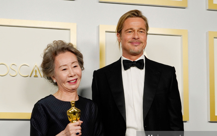 Bị hỏi thô lỗ về mùi của Brad Pitt tại Oscar, Youn Yuh Jung đáp trả: 'Tôi không ngửi, tôi đâu phải chó!'