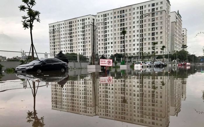 Sau trận mưa lớn, hàng loạt ô tô ngập sâu trong 'biển nước' ở Hà Nội