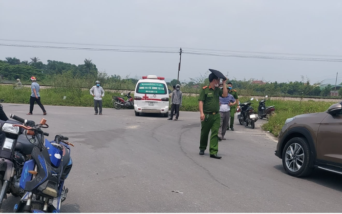 Phát hiện thi thể nam giới tử vong bất thường nằm bên đường