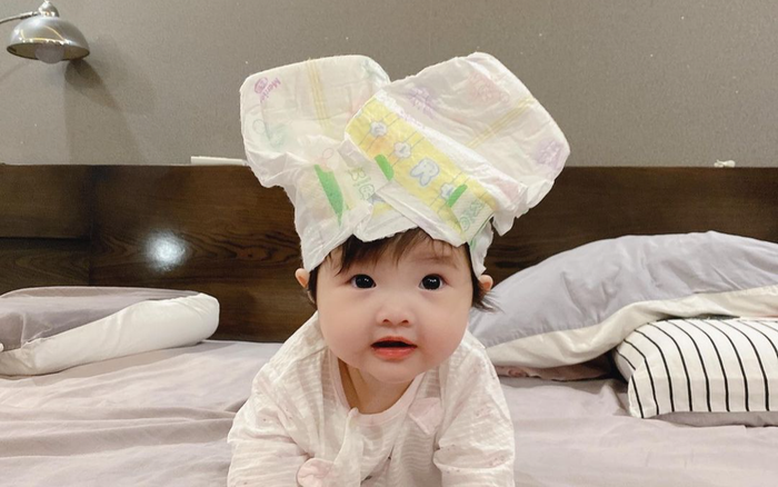 Đông Nhi vắng nhà, Ông Cao Thắng tạo kiểu tóc cho Winnie, không ai nhịn được cười