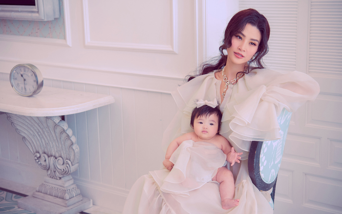 Đông Nhi cùng Winnie làm mẫu ảnh, con gái xinh đẹp chiếm hết spotlight của mẹ