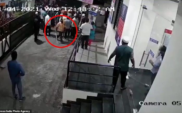 Ấn Độ: Nỗi đau chuyển thành cơn giận dữ, liên tiếp các vụ người nhà nạn nhân Covid-19 hành hung bác sĩ