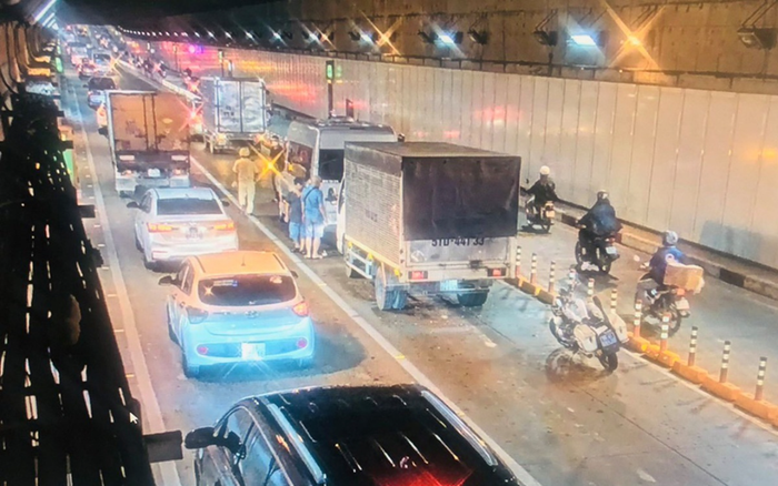 4 ô tô tông liên hoàn trong hầm Thủ Thiêm, ùn ứ kéo dài