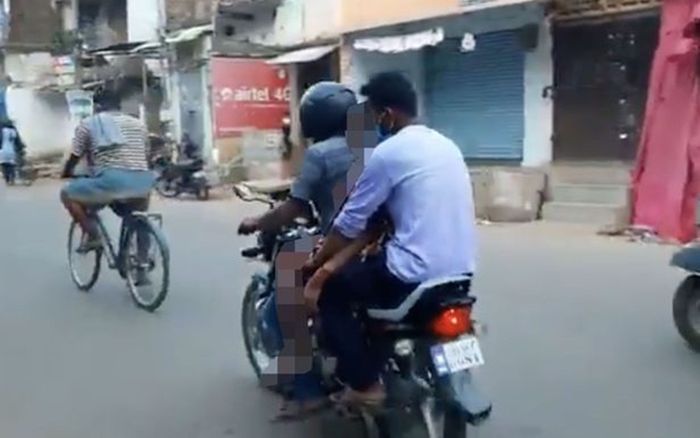 Quặn lòng con trai ôm thi thể mẹ chết vì COVID-19 trên xe máy tới lò hỏa táng