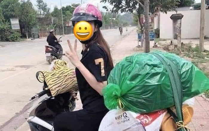 Chiếc xe máy của cô gái trẻ 'chở cả quê hương' lên thành phố sau kỳ nghỉ lễ khiến dân mạng thích thú