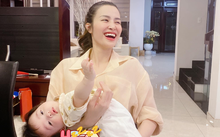 Bé Winnie có chiêu mới khi khóc nhè khiến Đông Nhi bất lực, Ông Cao Thắng phải trầm trồ