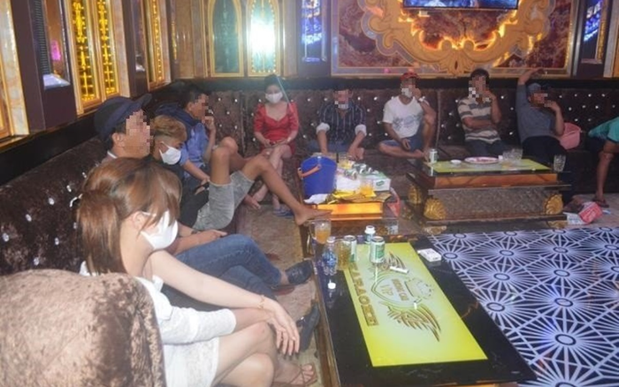 Bắt quả tang 11 cô gái 'thác loạn' cùng 55 nam giới ở 'tiệc ma túy' trong quán karaoke lúc rạng sáng