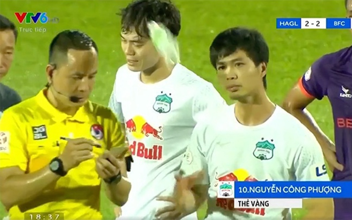 VPF nhắc nhở HAGL và Công Phượng sau hành vi ném chai nước phản ứng trọng tài