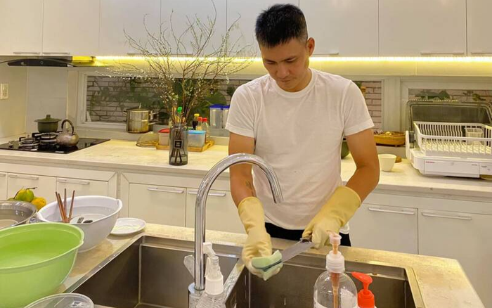 Công Vinh, Ông Cao Thắng cũng hay rửa chén cho vợ như hai tỷ phú Bill Gates và Jeff Bezos