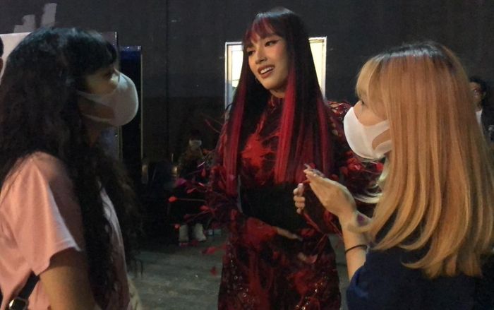 Trước giờ G: Khánh Vân 'Mắt biếc' động viên 'cực mặn' Cara trong hậu trường The Heroes