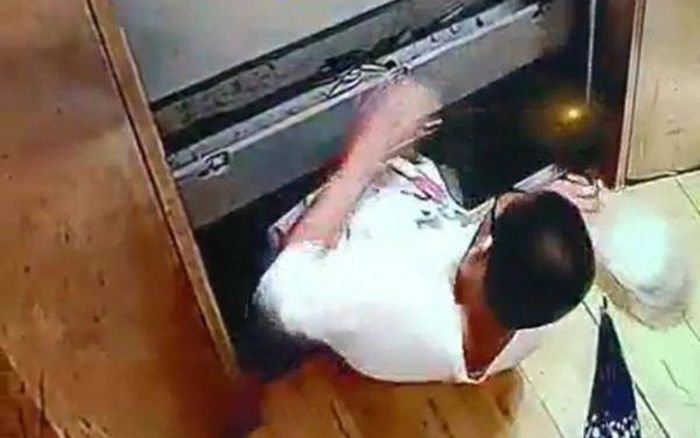 Cậu bé 13 tuổi tử vong vì tai nạn thang máy chung cư: Video hiện trường gây ám ảnh