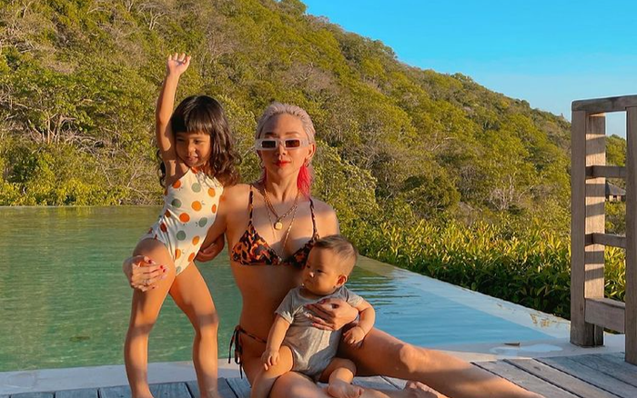 Tóc Tiên 'sắm vai' thành mẹ bỉm hai con nhưng vẫn không quên 'thả dáng nóng bỏng'