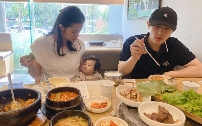 Gia đình Đông Nhi đi ăn trưa, Winnie bị 'phê bình' vì... gây mất tập trung