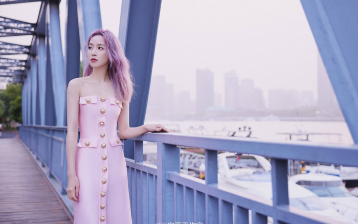 'Thánh mặc xấu' Tống Thiến chơi trội với mái tóc nhuộm tím và diện váy ôm sát khoe eo thon