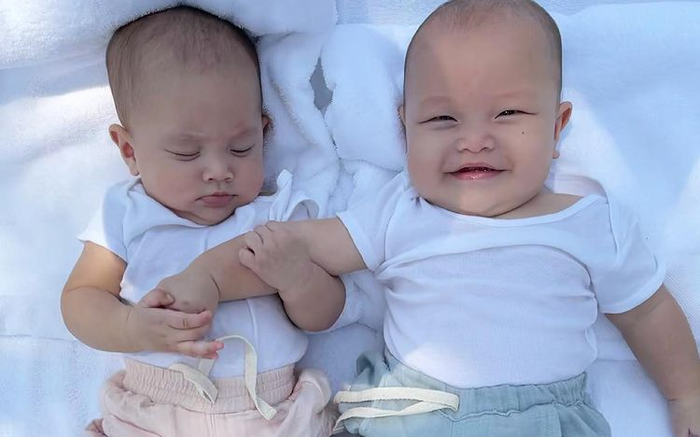 Bị mẹ Hà Hồ 'phê bình' rằng 'cà chớn', nhưng Leon vô cùng ôn nhu với chị Lisa khi bị nhéo tay