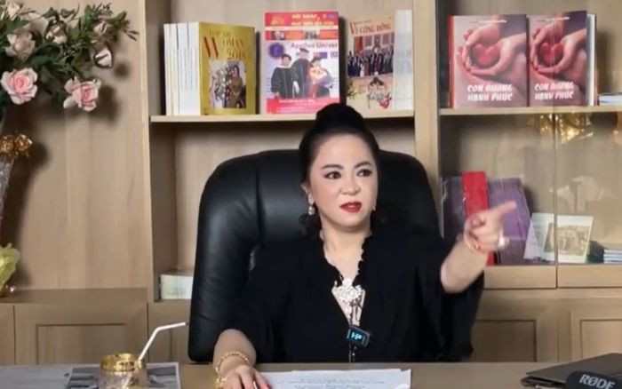 Bà Phương Hằng tuyên bố gắt về một ca sĩ từng là bạn thân