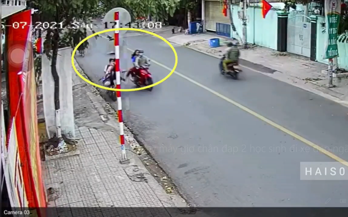 Chở nhau trên đường, 2 học sinh bất ngờ bị cặp đôi đi xe máy đạp ngã