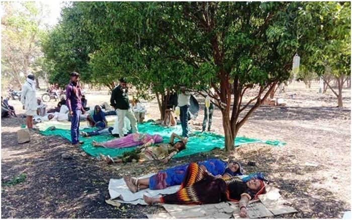 Sợ lây Covid-19 khi đến viện, dân Ấn Độ để lang băm truyền dịch dưới gốc cây