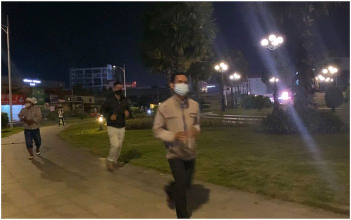 Campuchia phạt người vi phạm lệnh giới nghiêm phòng Covid-19 chạy 10 vòng