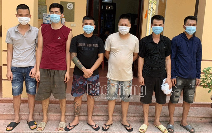 Nhóm thanh niên rủ nhau ra nghĩa trang đánh bạc giữa mùa dịch COVID-19