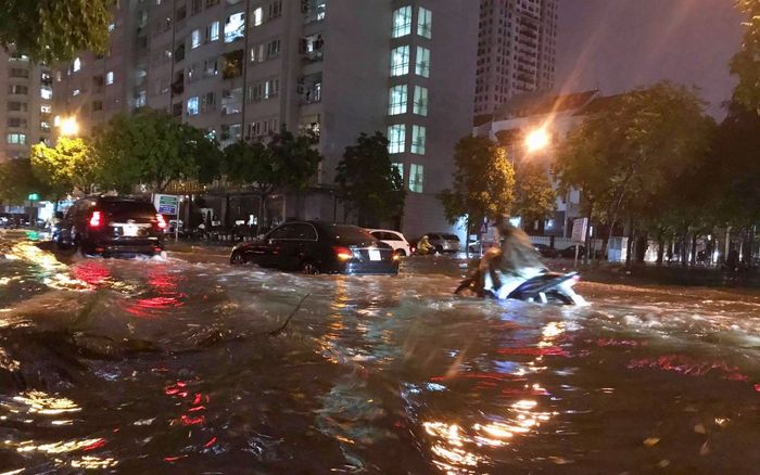 Cơn mưa lớn cuối chiều khiến nhiều tuyến phố Hà Nội 'biến thành sông'