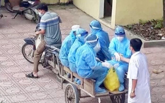 Bức ảnh nhân viên y tế trên xe ba gác và cái bắt tay xúc động: 'Tôi chỉ biết động viên, truyền động lực'