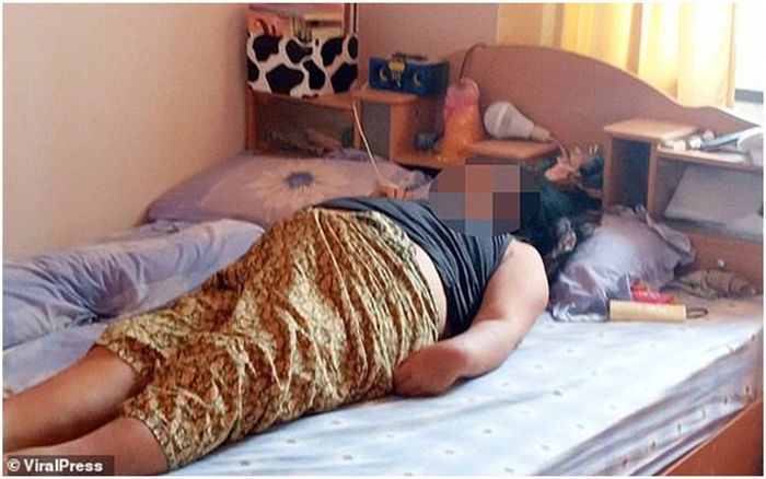 Lay vợ mãi không dậy, người chồng tá hỏa phát hiện vợ tử vong cạnh món quà mình vừa tặng