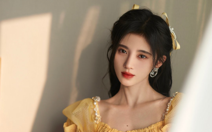 Cúc Tịnh Y có ý muốn kheo phụ kiện đắt tiền nhưng dân mạng chỉ để ý đến điều bất thường trên người cô