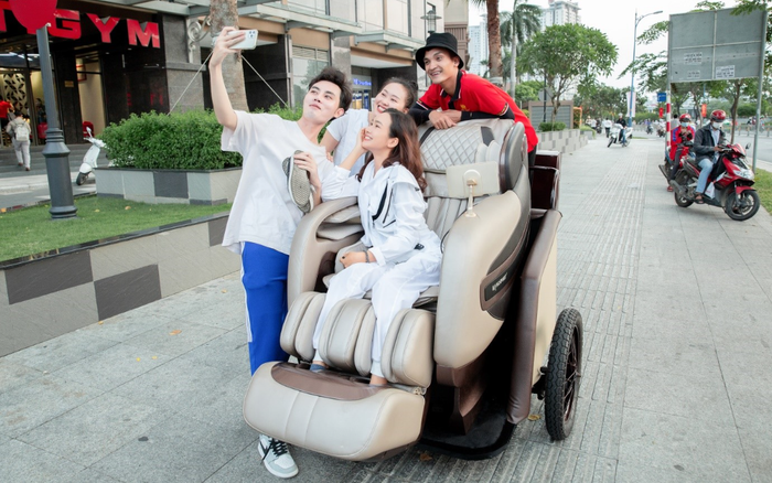 Hết đua vỏ lãi, Mạc Văn Khoa lên bờ đạp Xích Lô Mát Xa giúp người người thư giãn sau giờ làm