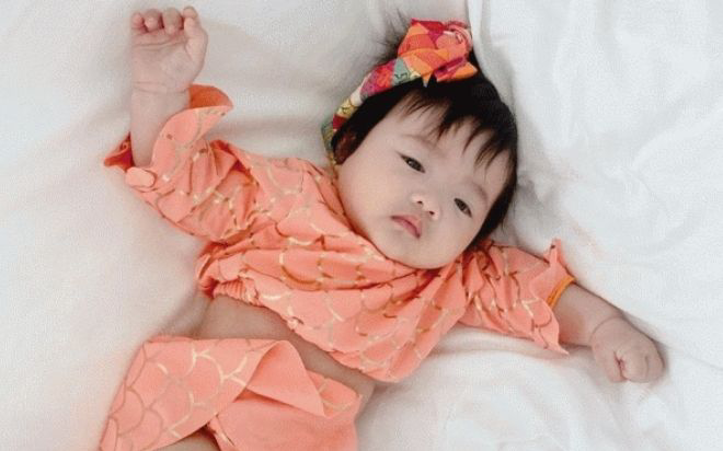 'Bá đạo' như Winnie: Đang chơi vui thì ngã lăn quay vì... mệt khiến mẹ Đông Nhi cũng 'bó tay'