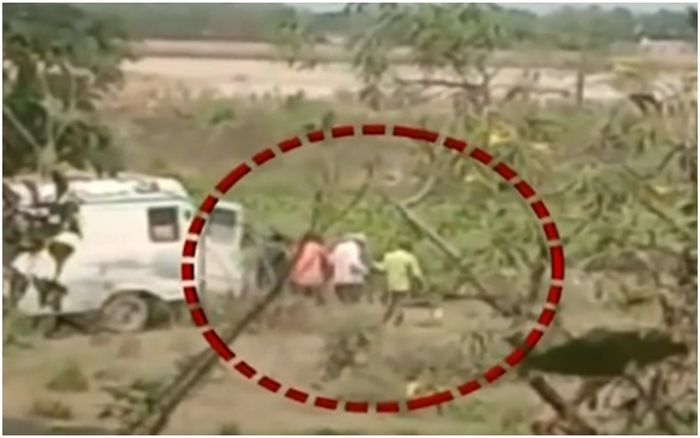 Clip: Tài xế xe cứu thương bị bắt quả tang thả thi thể nạn nhân Covid-19 xuống sông